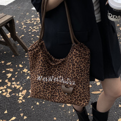休闲大容量豹纹包包2025新款轻便百搭女式通勤单肩包松弛感托特包