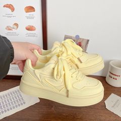 2025 ミルクホワイト厚底白靴女性の新しい韓国スタイルロートップ多用途学生通気性スポーツスニーカー