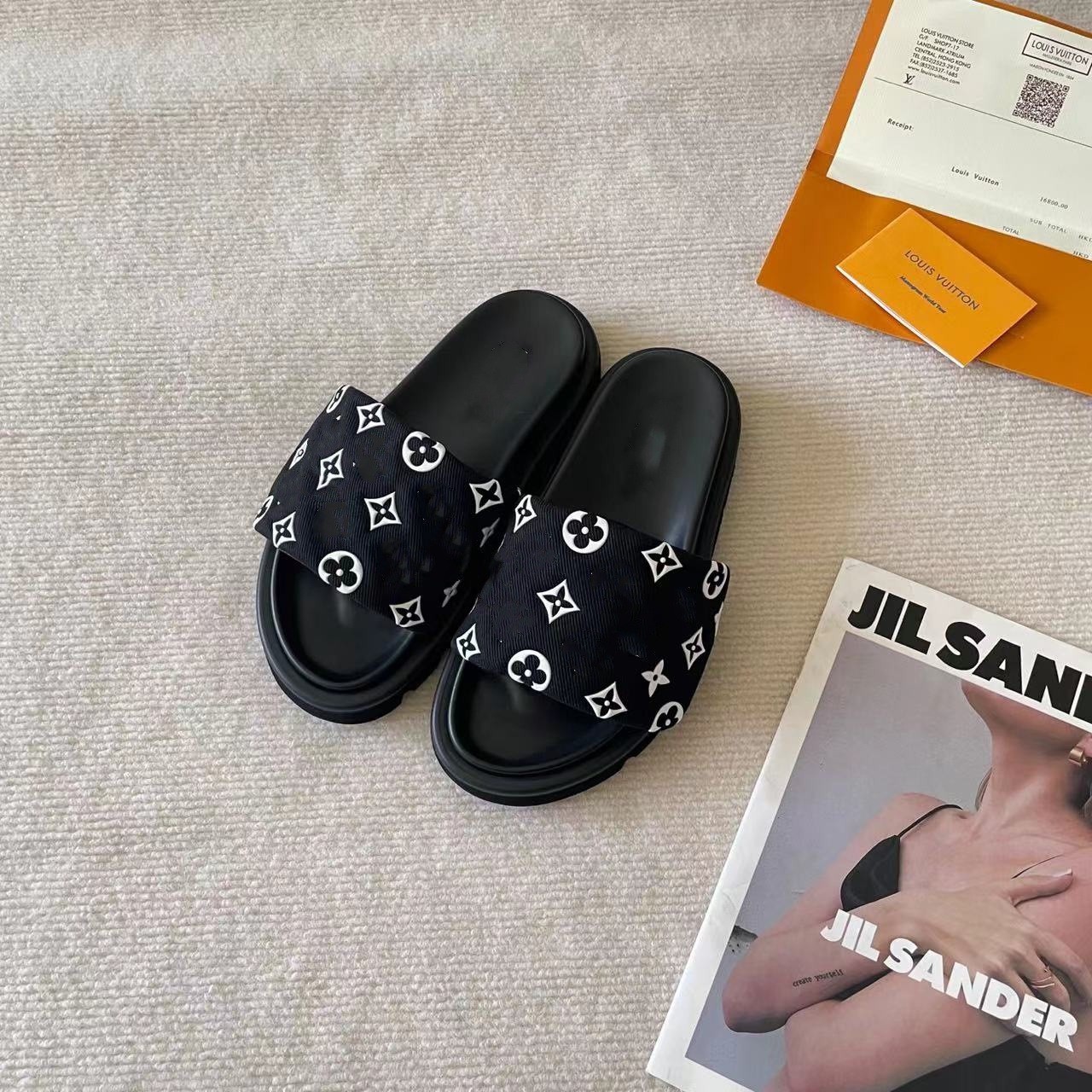 Zapatillas de velcro de suela gruesa para mujer 2024 verano nuevo estilo exterior moda antideslizante letras de mezclilla pareja chanclas