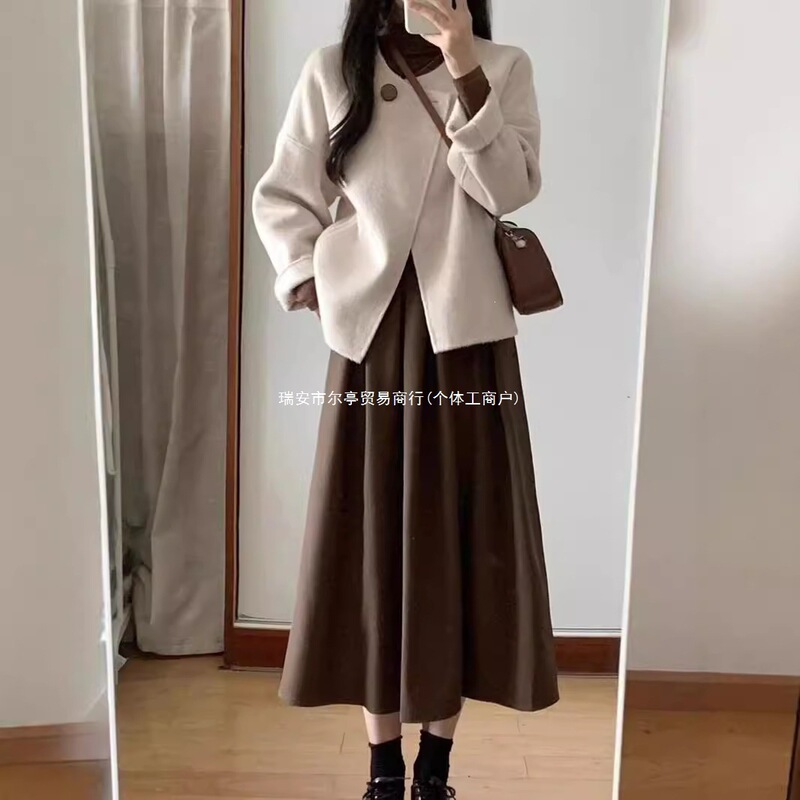 Deep autumn and winter tweed-style knitted jacket for women, paired with a slimming dress set for a slightly fuller figure