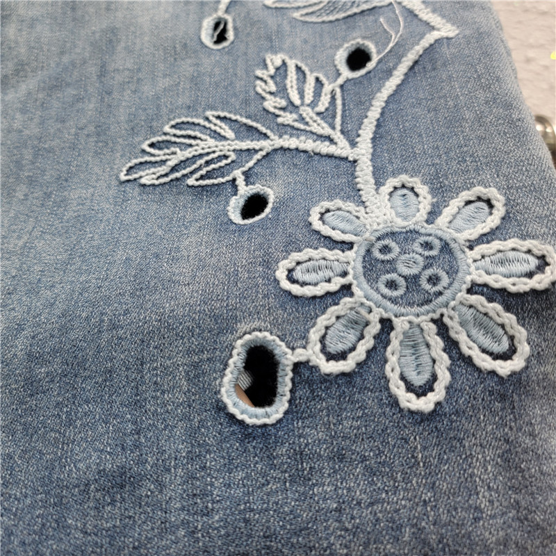 Jeans Rectos con Bordado Floral de Mezclilla y Poliéster con Bordado image 4