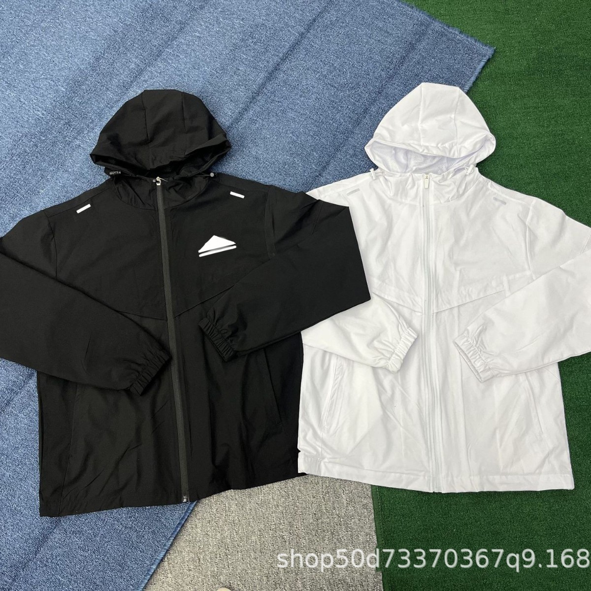 Men's outdoor sports jacket for spring and autumn, suitable for hiking, beach activities, fitness training, windproof, breathable, elastic, loose-fitting, with a hood, and casual style