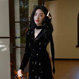 法式碎花黑色丝绒丝绒连衣裙2025秋冬款高端显瘦气质性感长裙