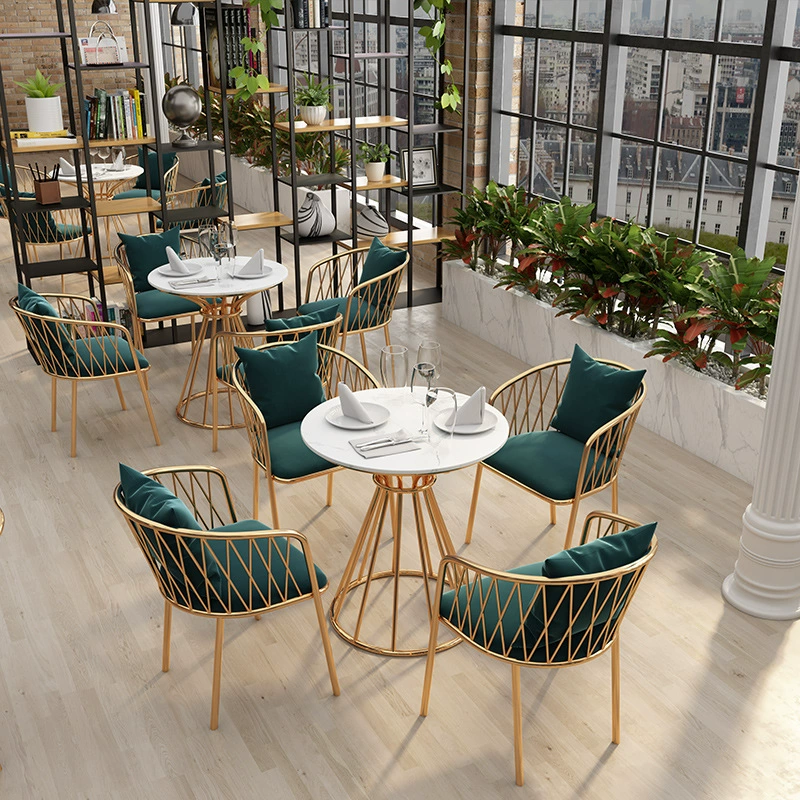 Скандинавский десерт чай с молоком Комбинация столов и стульев простое кафе салон красоты фотостудия рассказывает об одном столе