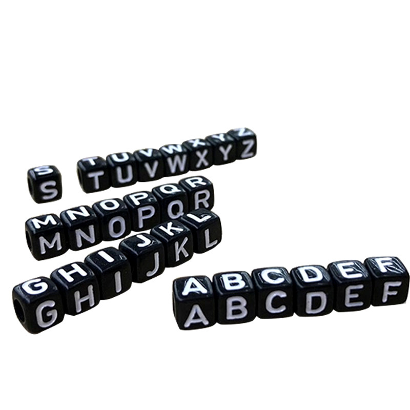 26 letras cuadradas blancas acrílicas de fondo negro inglés de una sola letra diy accesorios de beads material de beads sueltos