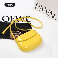 2025 夏の新韓国スタイルレトロインレッドサドルバッグクロスボディ小さなバッグ女性の多用途シンプルな携帯電話バッグ