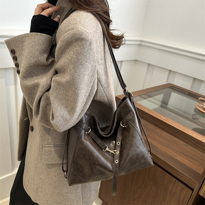 Versátil gran capacidad retro 2024 nuevo otoño invierno ocio de color sólido de hombro simple de doble portátil de hombro para viajar bolso de hombro suave