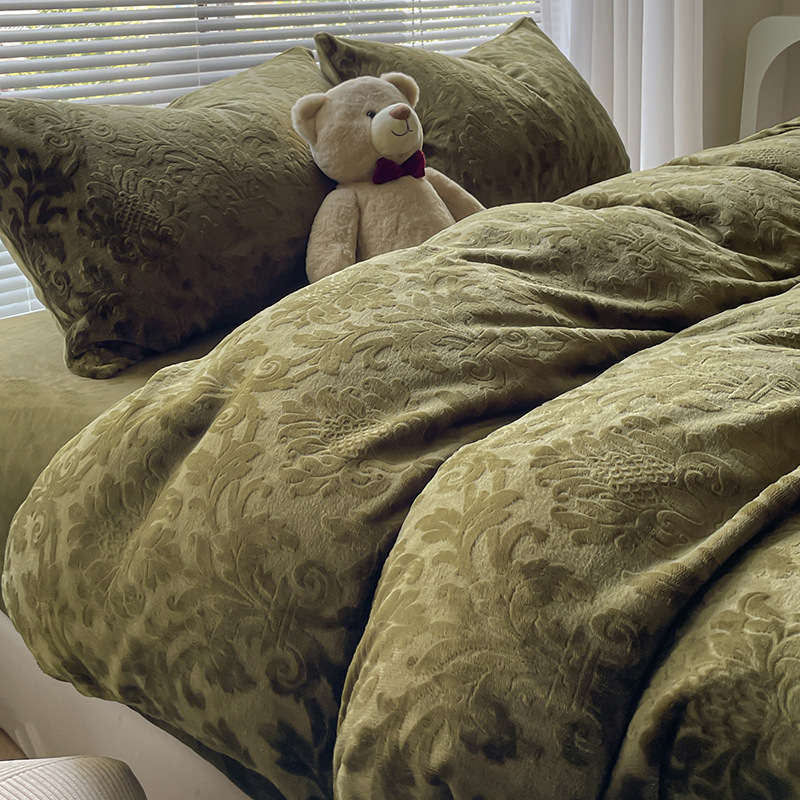 Fabricantes al por mayor tallado leche de cama de cuatro piezas en invierno más seda de coral sábanas de cama de seda de coral cubierta de cama