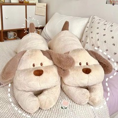 長条の犬は枕のベッドのソファーの客間の大きい枕の女子学生の側で寝て足の神器のぬいぐるみを挟んで送ります。