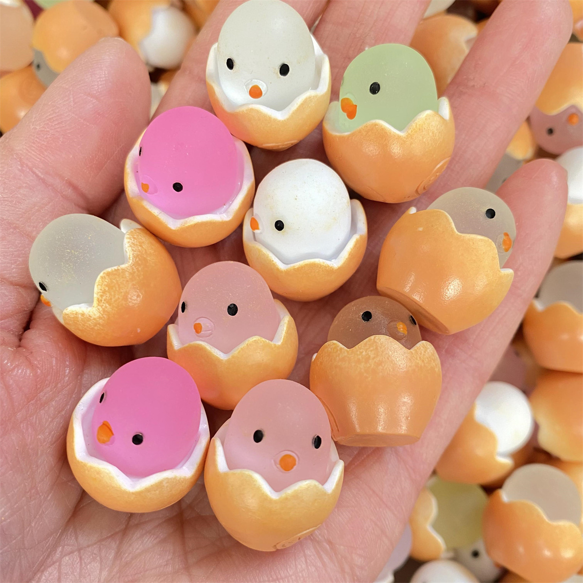 Glow-in-the-dark eggshell chicken children's novelty toy kindergarten gift Shelled eggs DIY resin micro-landscape decoration