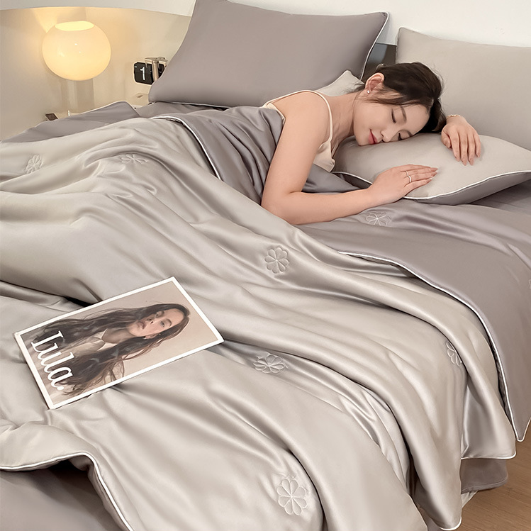 Edredón de aire acondicionado de seda de hielo fresco de verano 2025 nuevo edredón de enfriamiento de verano lavable a máquina de cuatro piezas edredón fino simple y doble