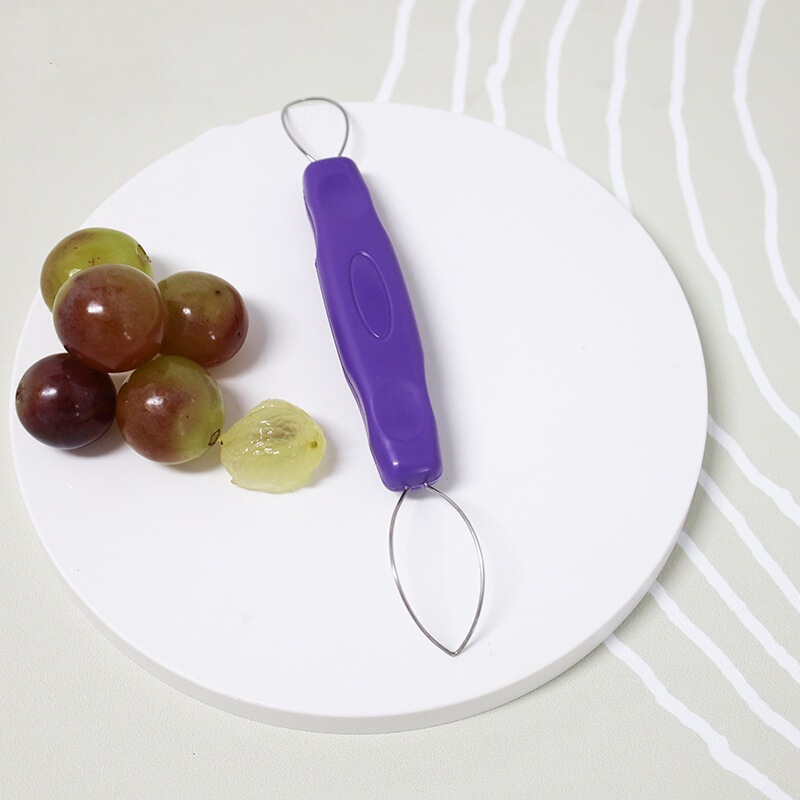 二頭はブドウの神器を剥ぎ取って、家庭用ブドウの提子専用の皮むき器果物の皮むき器は肉を取って肉を掘る器の道具を取ります。|undefined