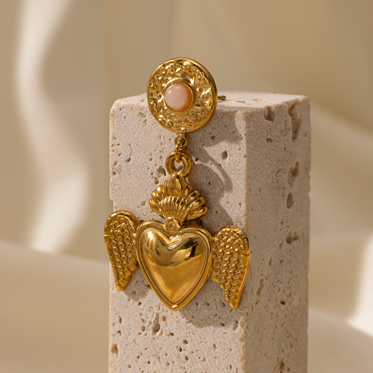 Taina europa y americana pernos de acero inoxidable compactos y exquisitos pernos de oro galvanizados 18k explosivos transfronterizos en joyas de orejas de viento para mujeres