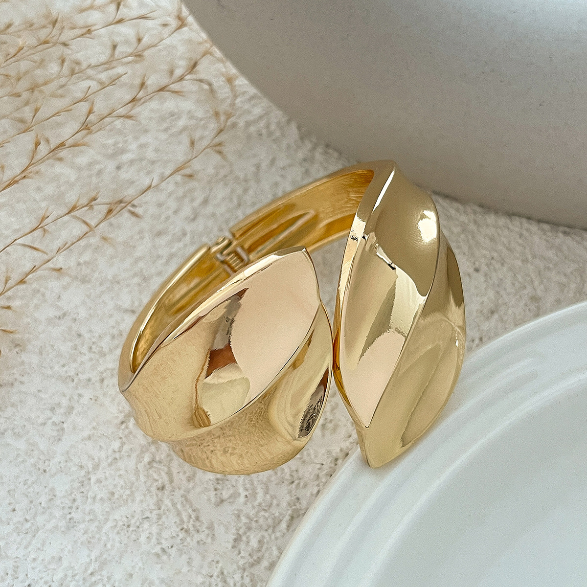 55g Weight Bangle Classification Alloy Chain Material 1 Piece Quantity Holiday, Travel Occasion Alloy Material Geometric Pattern Women's Gender Plating Design Elegant, Lady, Simple Style Style Elegant Lady Simple Style Geometric Alloy Bangles Wholesale 30