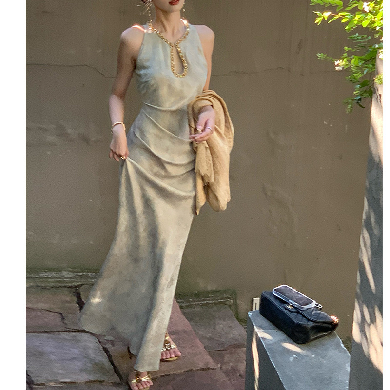 New Chinese-Style U-Neck Sleeveless Dress with Elegant Gold-Patterned Sequins, Suitable for Toasting, Evening Wear, and Engagement Ceremonies