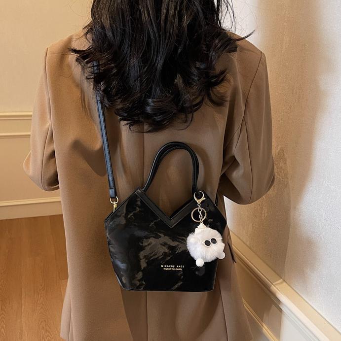 Bolsa de diseño de nicho para mujeres de gran capacidad 2025, nuevo bolso de cubo casual universal bolso de hombro casual de mano