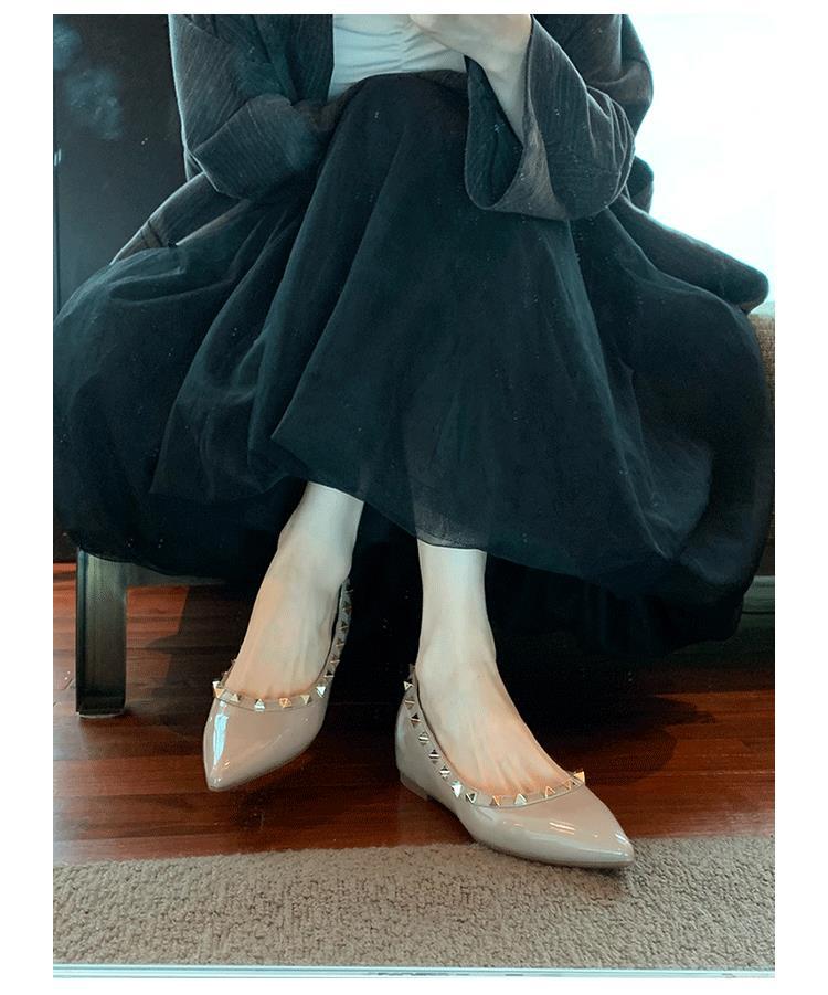 Versión de piel de oveja nuevo estilo de primavera y otoño francés remaches punta plana zapatos de mujer superficial en la boca de la altura de los zapatos de mujer de viaje universal