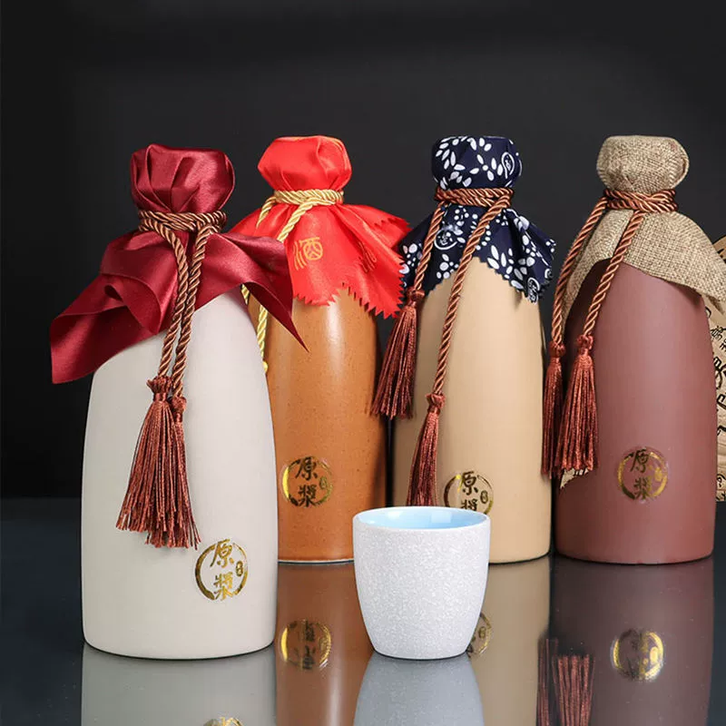 Одна кошка винной бутылки пустая бутылка из керамического вина бутылка из белого вина