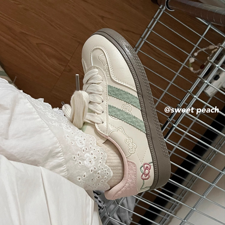 Zapatos de skate para mujeres, 2025 nuevo primavera y otoño zapatos deportivos de suela gruesa pequeños zapatos blancos de arco lindos zapatos de entrenamiento moral para mujeres