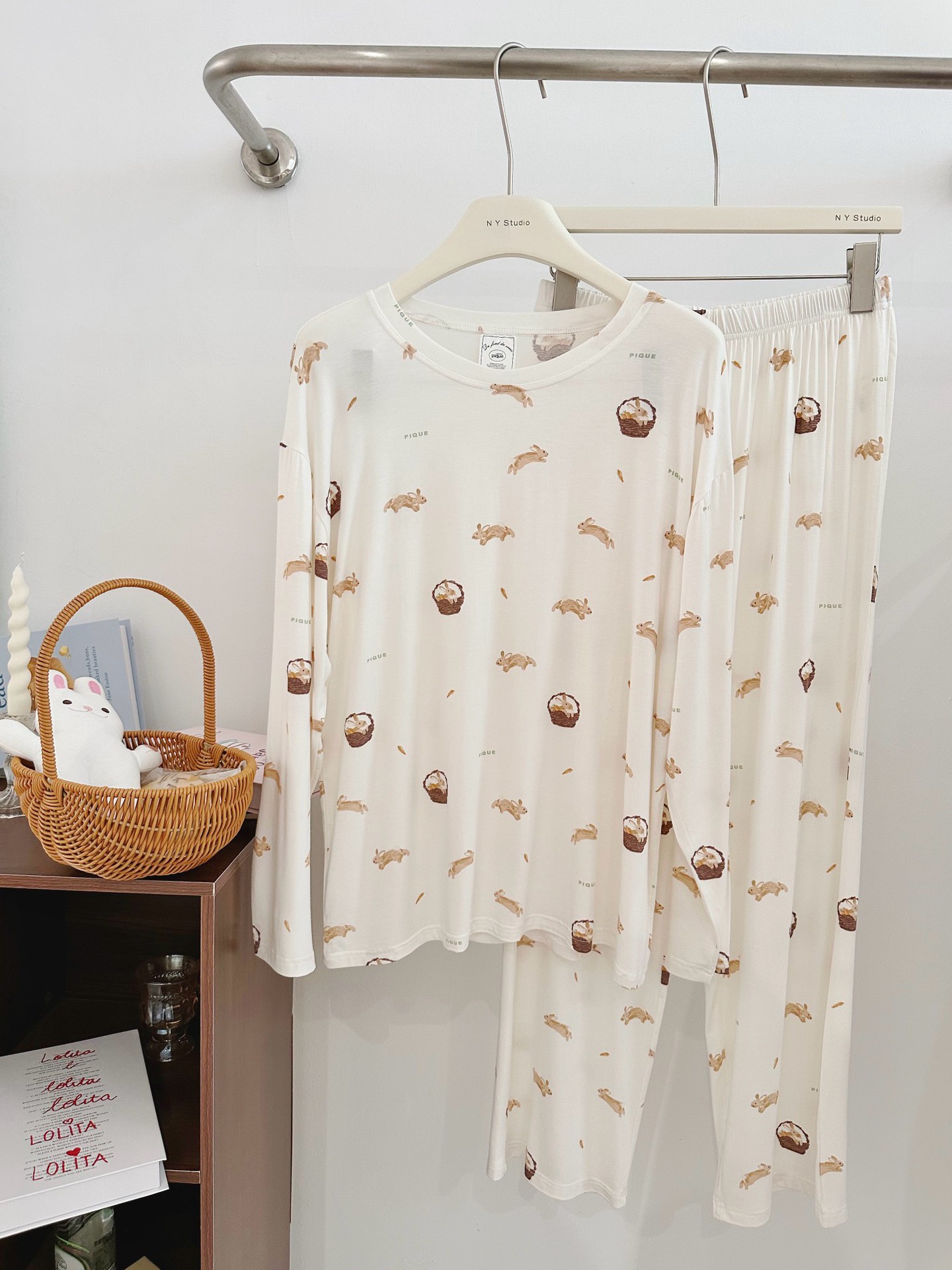 cesta de conejo blanco / Tamaño libre de manga larga pantalones de cuello redondo