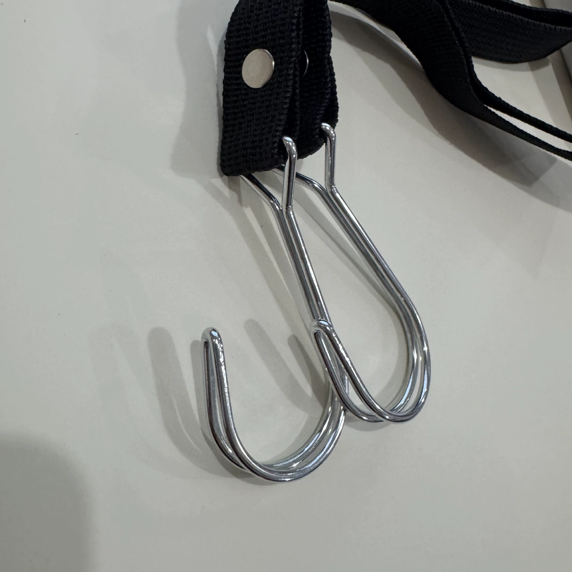 Универсальный крюк для крепления на переднюю часть электровелосипедов, велосипедов, мотоциклов, для крепления шлемов и для хранения при доставке.