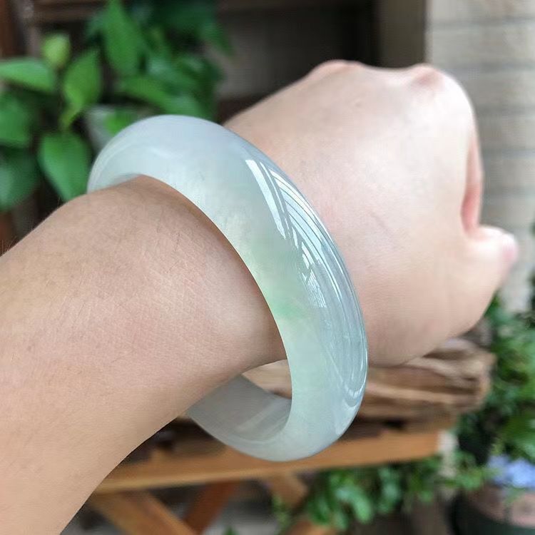 Vòng tay ngọc bích tự nhiên Myanmar hạng A loại băng cao cấp màu xanh nhạt