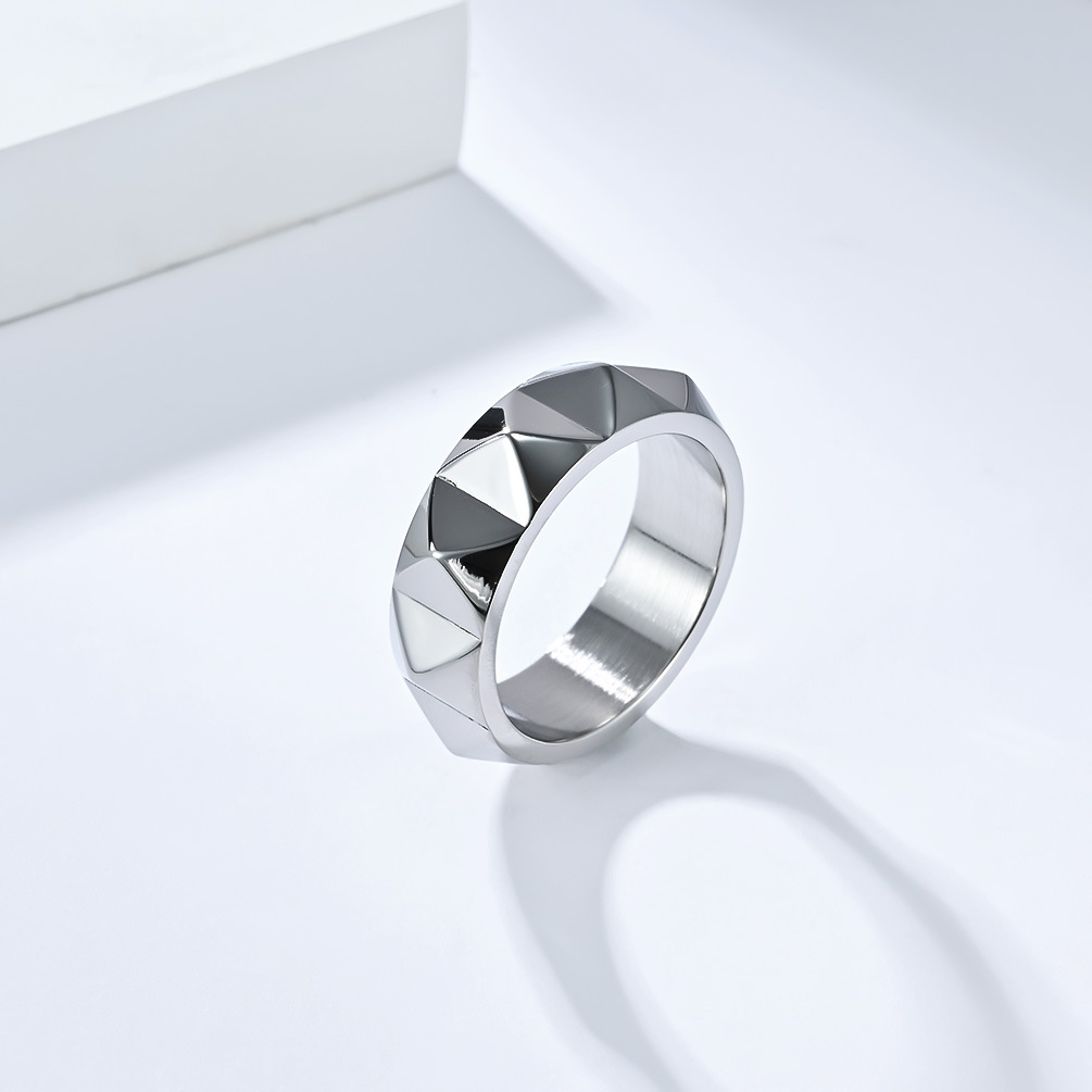 Ring van titaniumstaal voor heren met kegelvormig design_voghion.com