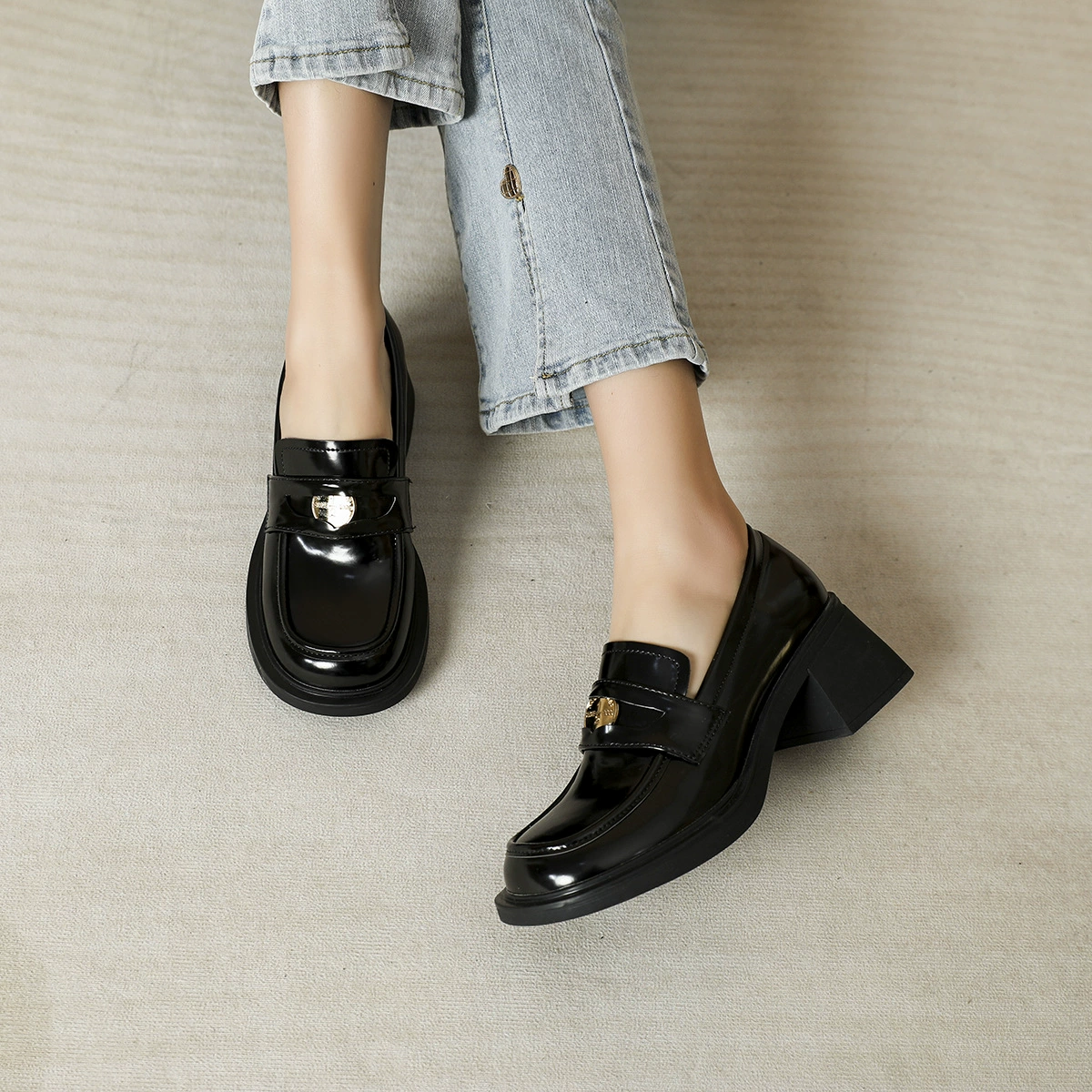 Женские лоферы на высоком каблуке, новинка 2023 года, универсальные слипоны на массивном каблуке, маленькие кожаные туфли с золотыми монетами в британском стиле, весна-осень