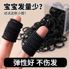 皮筋の子供の女性は髪を刺すことができません。