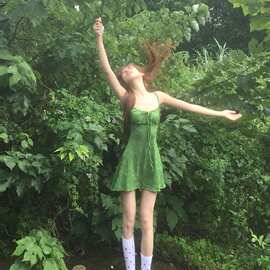 法式复古度假肌理感绿色吊带短裙子女春夏新款海边抹胸显瘦泳衣裙