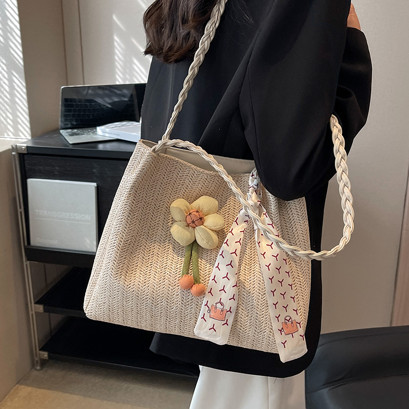 Woven Straw Bag Women's Large Capacity 2025 New Summer Satchel Shoulder Bag Seaside Shoulder Bag Commuter Tote Bag