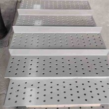PVC 冲孔脚手架踢脚板 工地防坠物料挡板 防滑镂空塑胶踏步挡脚板