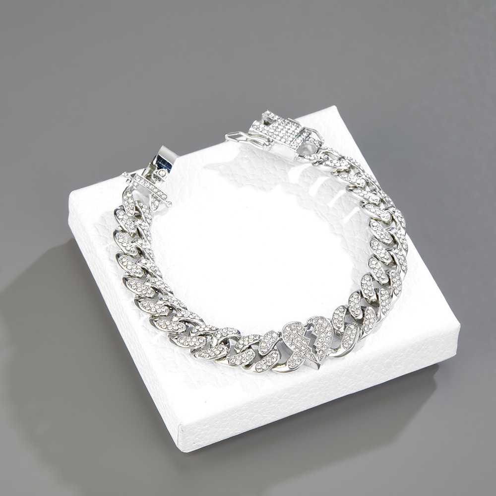 Uomini e donne alla moda con collane fantastiche, accessori rap di street dance, pieni di diamanti, grandi catene d'oro, dorate_voghion.com