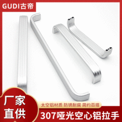 キッチンキャビネットの家具はシンプルです。
