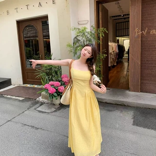2025新款海边度假黄色吊带连衣裙子女夏季法式温柔风出游穿搭长裙