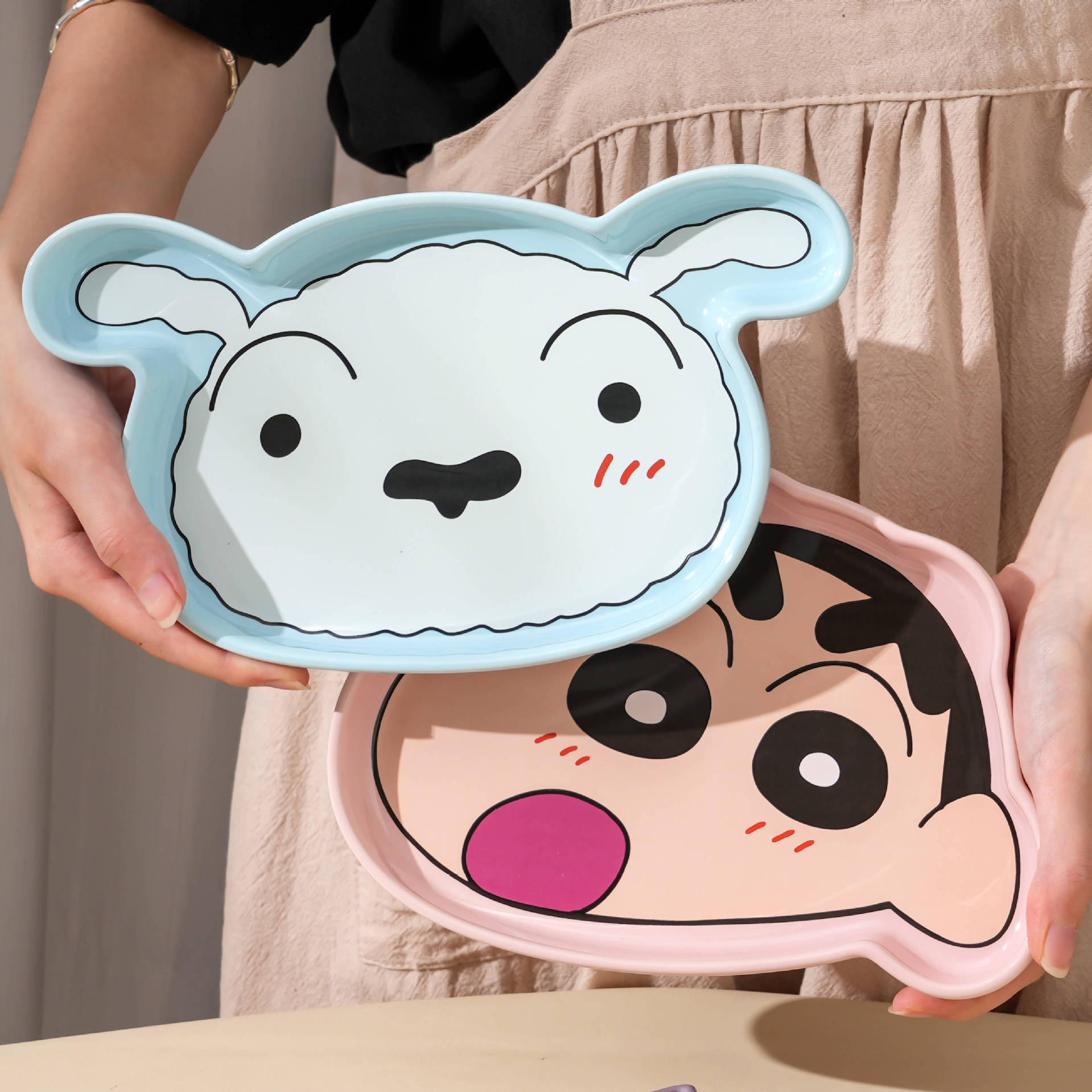 Crayón pequeño nuevo encantador plato de cerámica cubiertos domésticos dibujos animados nuevos plato de porcelana de arroz personal creativo y atractivo