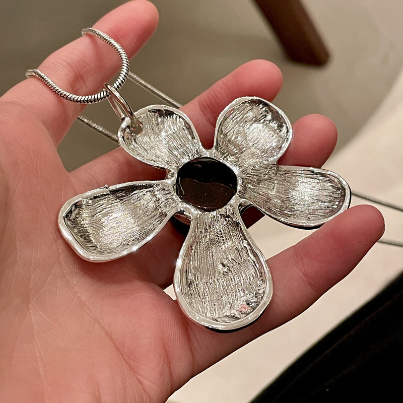 2025 Spring and Summer Season Women's Gender Plating Design Retro Flower Alloy Snake Chain Pendant Necklaces Wholesale