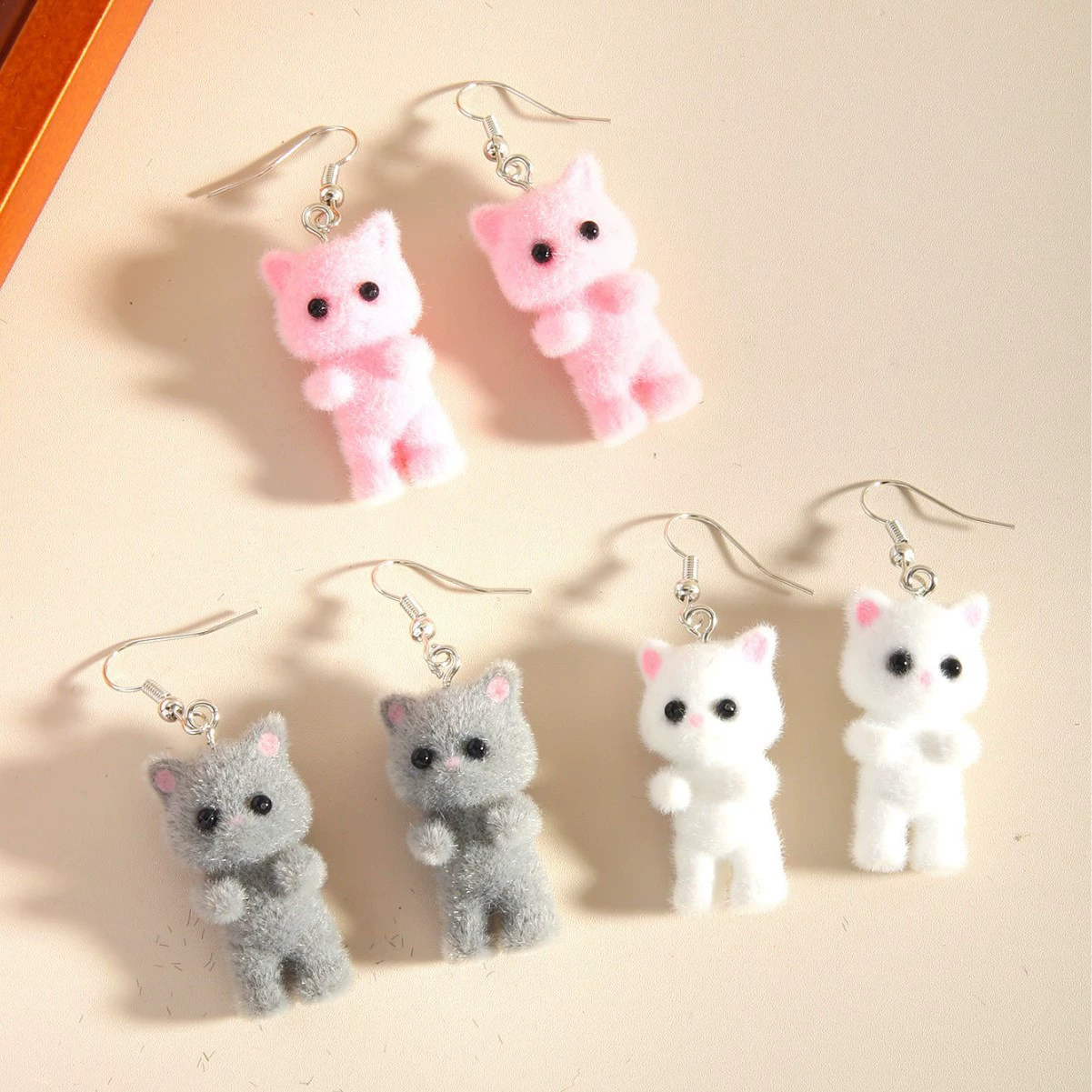 Трансграничные 3D стерео милые мультяшные флокированные серьги из смолы с изображением кота, модные милые, свежие, милые, простые аксессуары для женщин