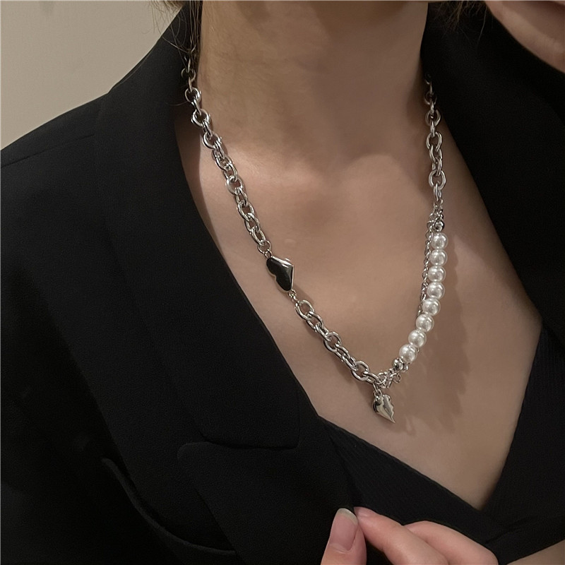 European And American Ins Style Dark Broken Heart Pendant Necklace Thick Chain Pearl Stitching Clavicle Chain Fashionable Necklace display picture 4