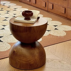 実木のオレアミルクティーの喫茶店の小さいお茶のいくつかの原木の胡桃の木の色の北欧の民宿の辺のいくつかの置物の根の彫刻の角のいくつか