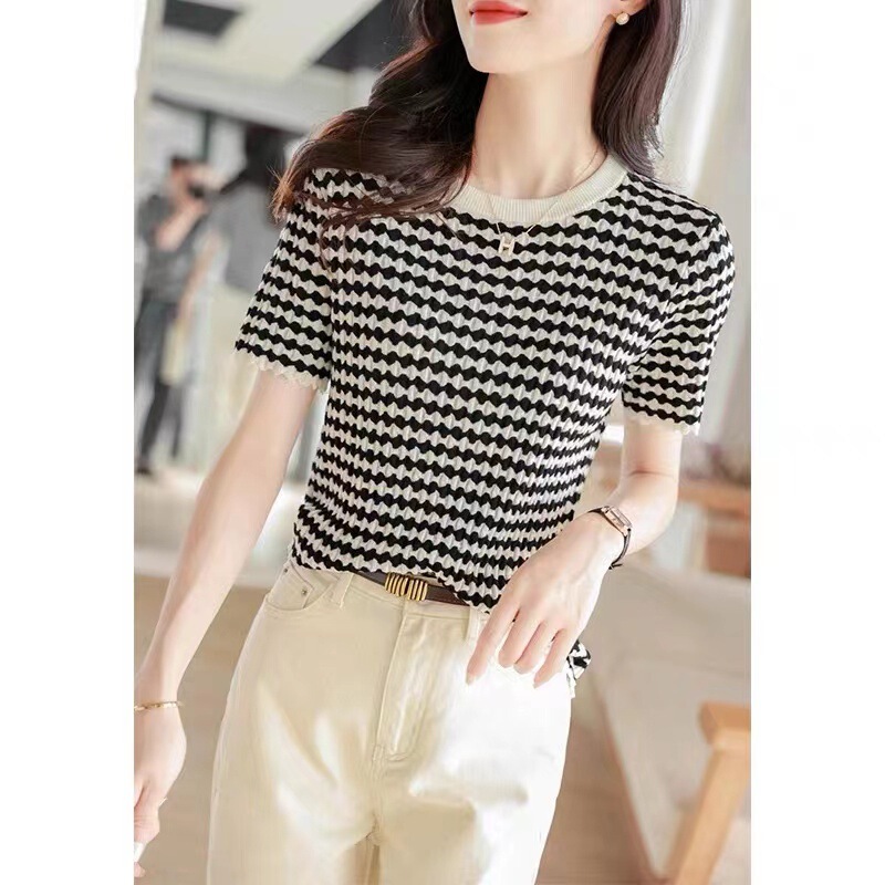2025 Accessible Luxury Black and White Plaid Knitwear, Light, Soft and Exquisite, White Round Neck, Mid-Sleeve Knitwear Top for Women