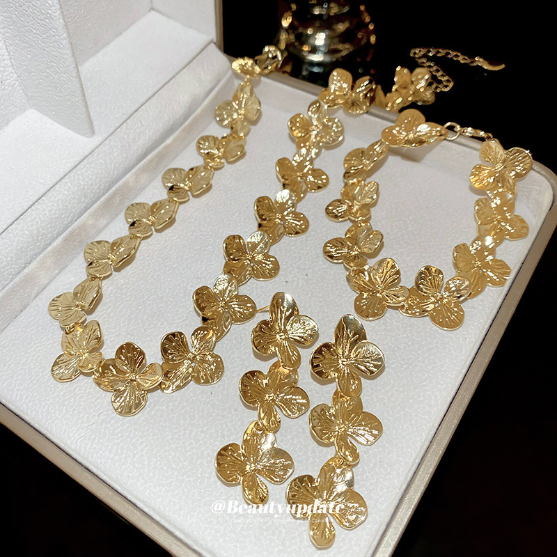 Nuevo estilo transfronterizo de costura flor aretes pulsera collar conjunto de lujo ligero viento frío cadena de clavícula moda joyería de todo fósforo