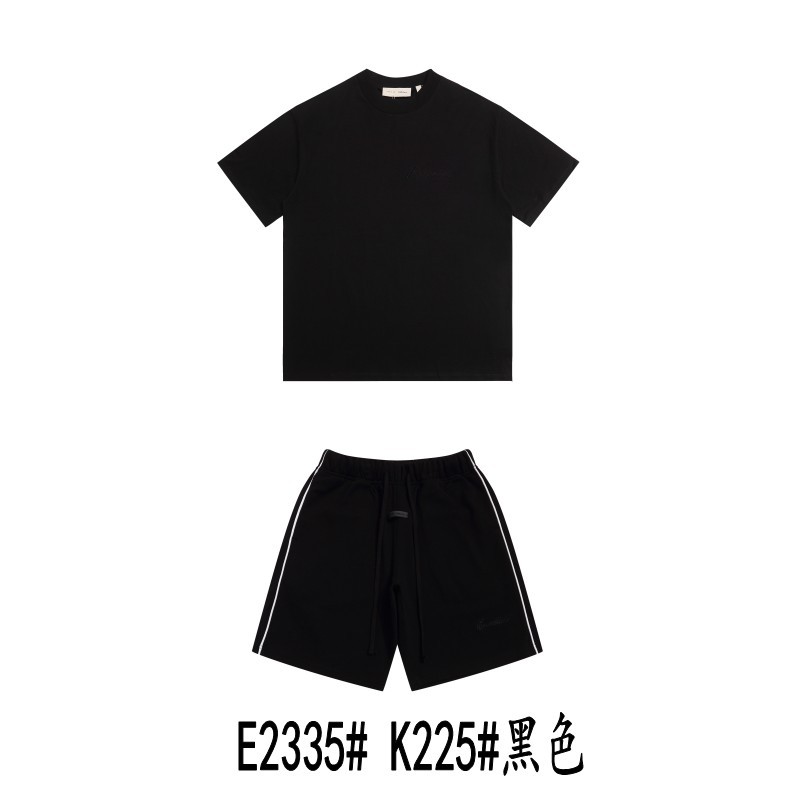 Una pieza de la marca de moda FOG de doble línea ESSENTIALS letra con lema impreso camiseta de manga corta para hombres y mujeres media manga en la calle