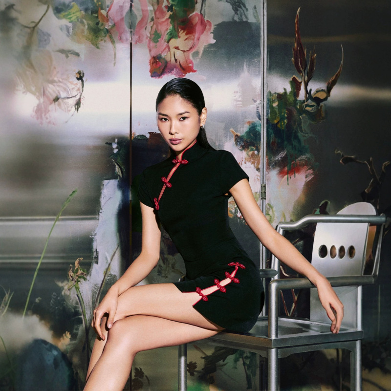 New Chinese-Style Color-Blocking Buttoned Improved Short Qipao with Gentle Stand-Up Collar, Short Sleeves, High Slit, Slim Fit, and Flattering Dress New Chinese-Style Color-Blocking Buttoned Improved Short Qipao with Gentle Stand-Up Collar, Short Sleeves, High Slit, Slim Fit, and Flattering Dress