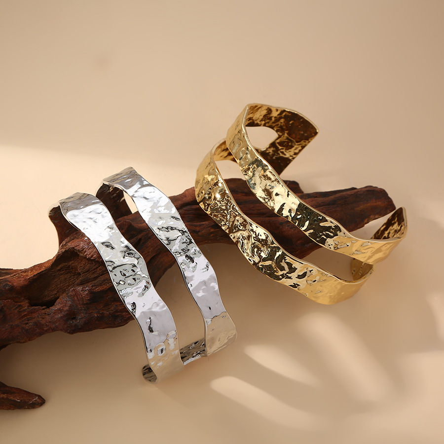 Ventas transfronterizas irregulares de alta calidad, diseño de personalidad hueco de cobre, brazalete de mujer simple y versátil