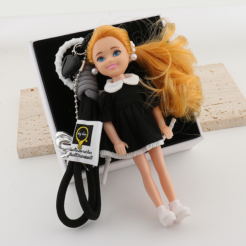 작은 리본이 달린 검은색 드레스