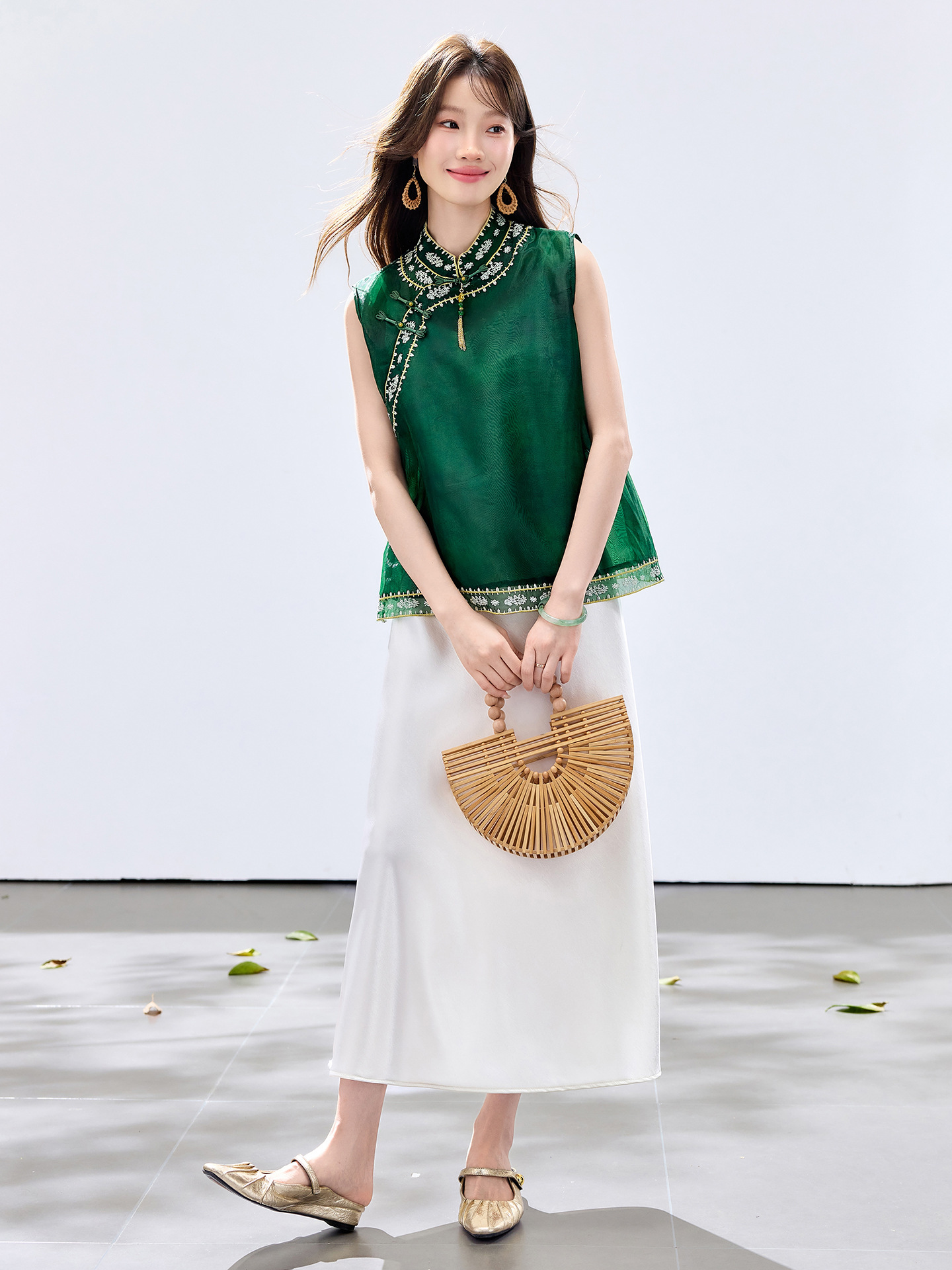 Đầm hai dây kèm áo vest lửng thêu hoa cổ đứng nữ tính — màu hồng đậm, Xanh lục