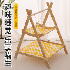 二層の木製の揺れるベッドの猫の巣は棚の一体の巣に登ります。