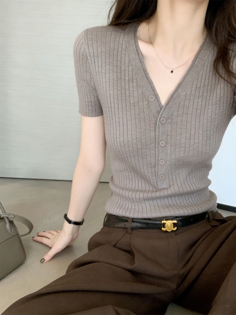 Áo thun nữ cổ V sọc kẻ phong cách Old Money, tay ngắn, dáng thẳng vai — màu đen, Xám cacbon, màu trắng, Màu yến mạch