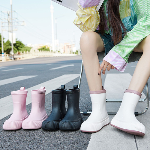 Fashionable outdoor rain boots new overshoes waterproof and non-slip water shoes for women in spring and autumn plus velvet warm medium tube thick low rain boots
